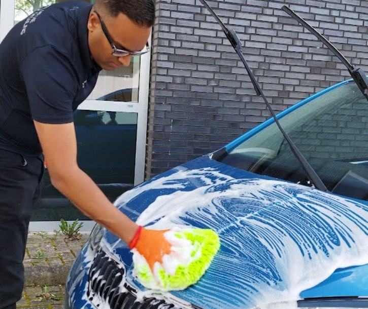 stap 2 wassen van de auto